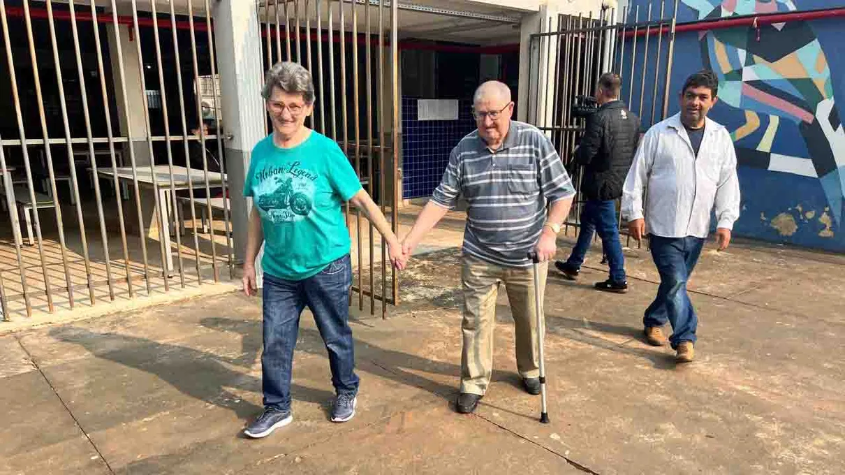 Lourenço Chelis, de 80 anos foi votar acompanhado da esposa