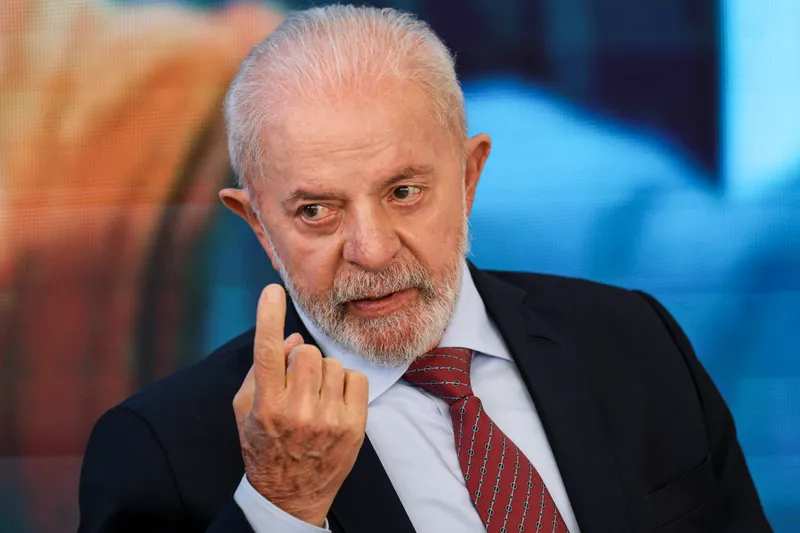 Lula faz operação para corrigir artrose