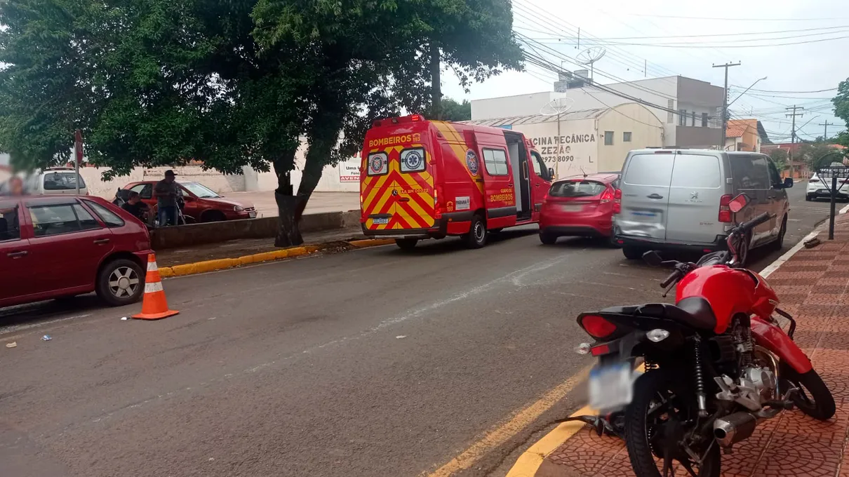 Motociclista fica ferido após acidente com dois veículos em Apucarana