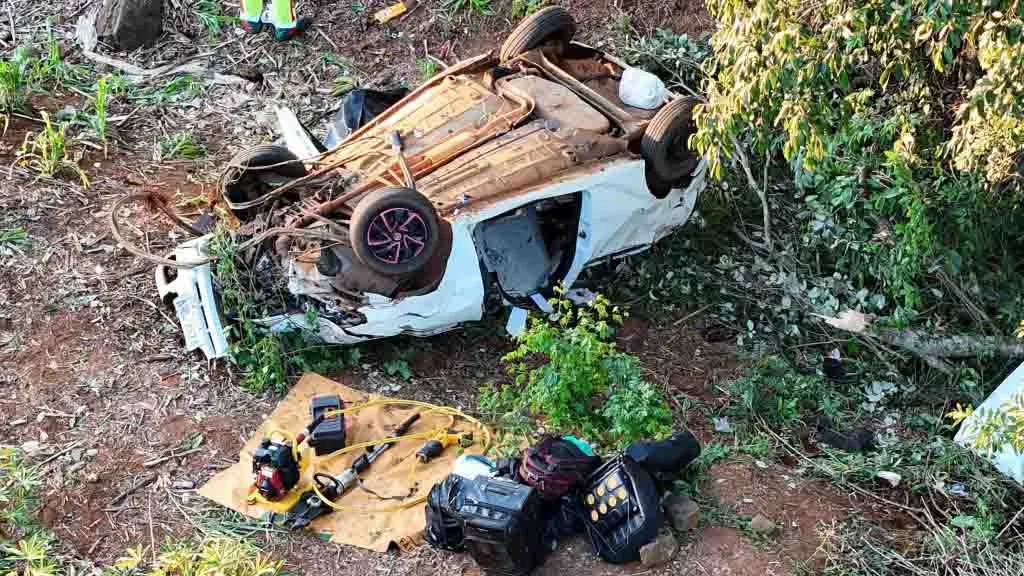 Mulher morre e quatro pessoas tem ferimentos graves em acidente no PR