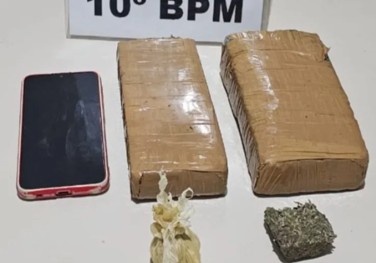 No veículo, a polícia localizou dois tabletes de maconha, totalizando 999g, e 26g de cocaína.