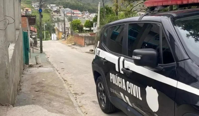 O assassinato aconteceu na madrugada de domingo (13) após dois homens encapuzados invadirem a residência do suspeito