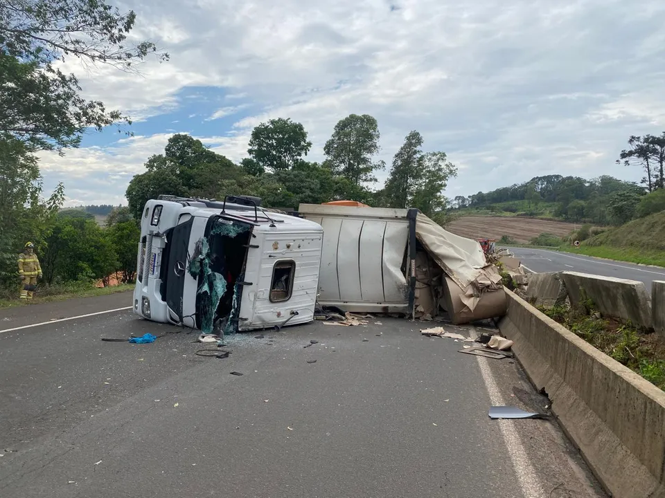 O caminhão estava carregado com bobinas de papel.