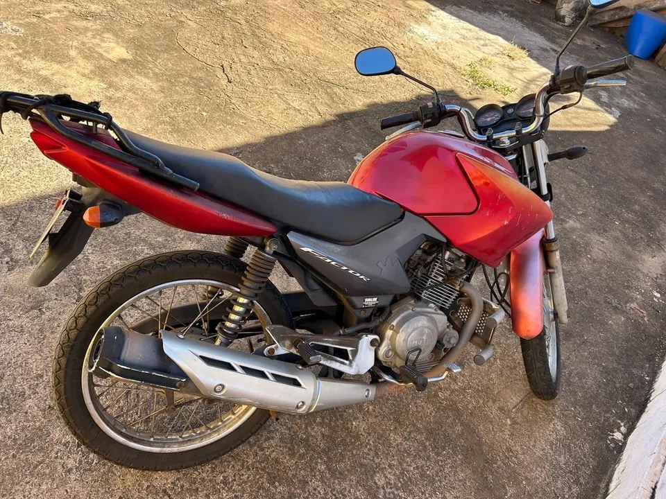 O veículo envolvido é da marca Yamaha, modelo YBR 125K, com a placa AOQ7B07.