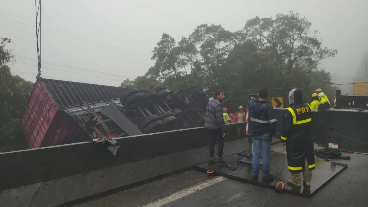 PRF utilizou um guindaste para retirar o contêiner de cima da van