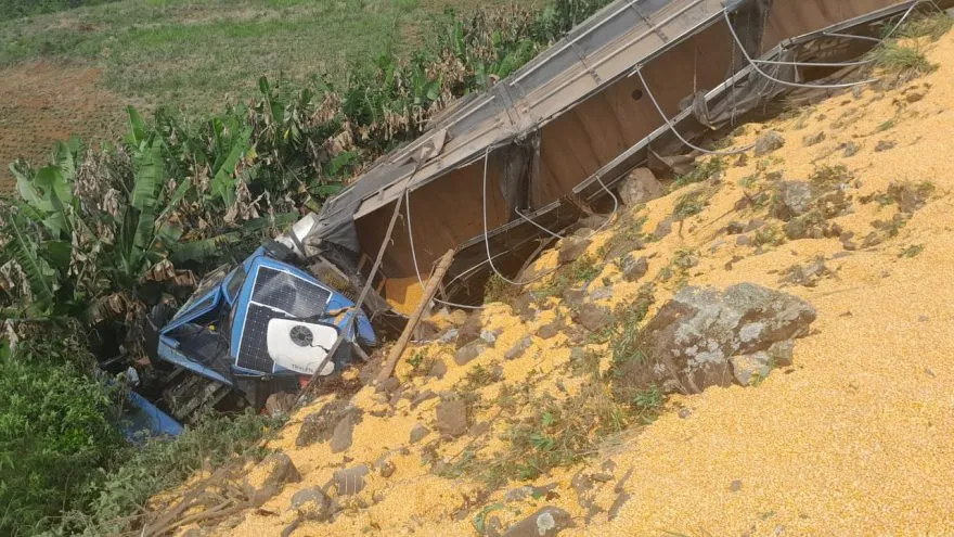 Para resgatar o corpo da vítima, foi necessário levantar a cabine do caminhão