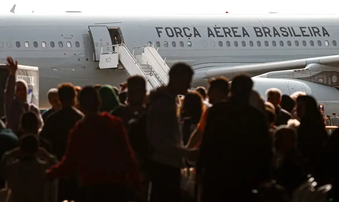 Passageiros desembarcaram de manhã na Base Aérea em Guarulhos