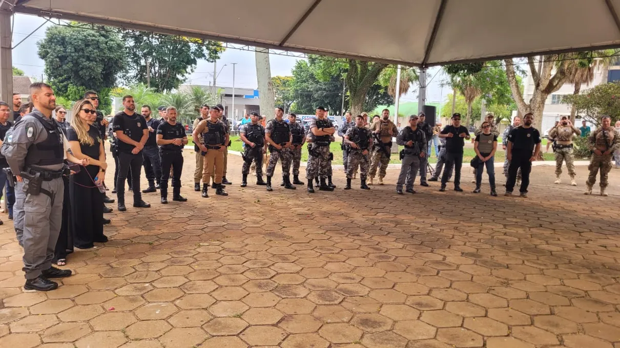 Policiais durante lançamento de operação