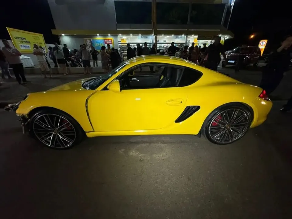 Porsche amarelo que atropelou jovem em Maringá