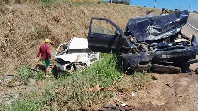 Se envolveram no acidente um veículo Fiat Uno (branco) e um Fiat Palio (azul)