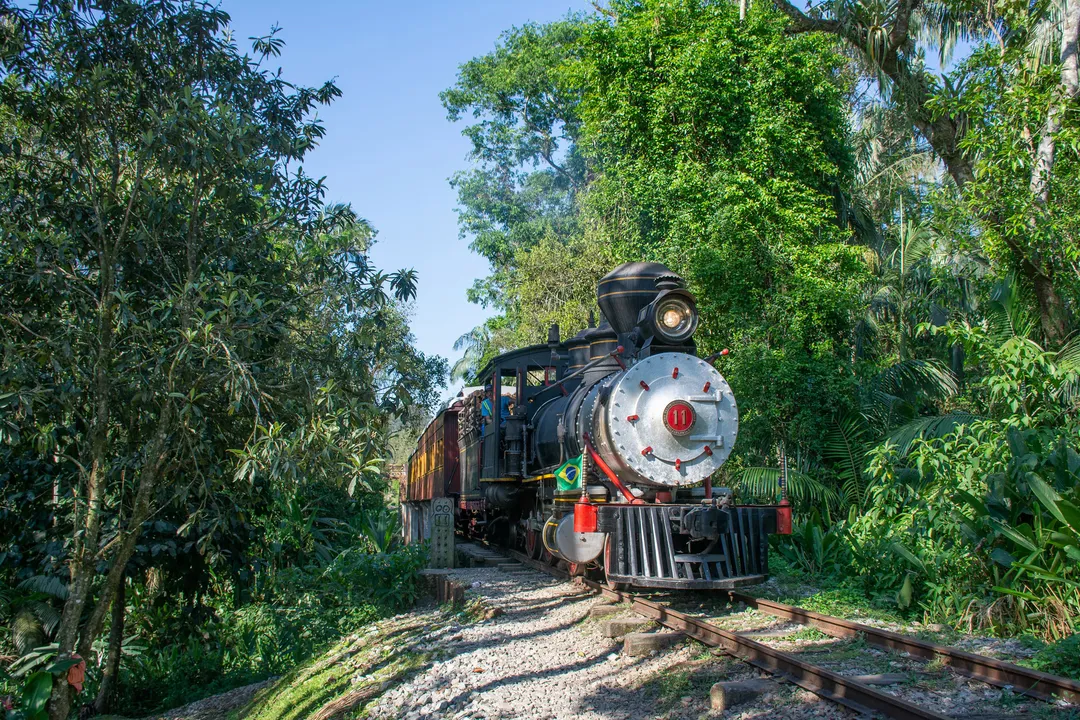 Turismo sobre trilhos: passeios de Natal na locomotiva mais antiga do Paraná já estão à venda