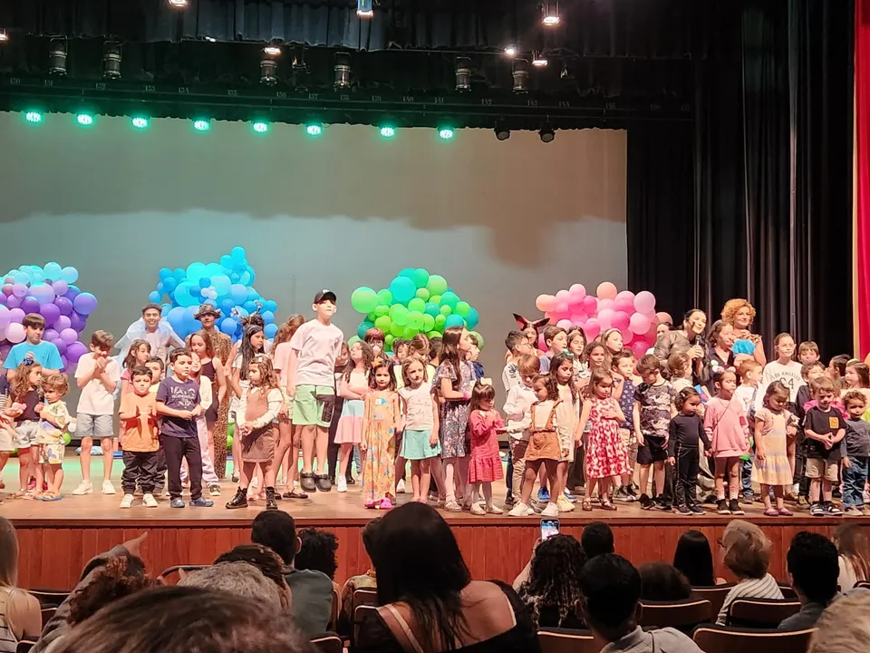 Várias tiragens do livro foram doadas às crianças que compareceram ao evento e também serão distribuídas às instituições municipais de ensino.