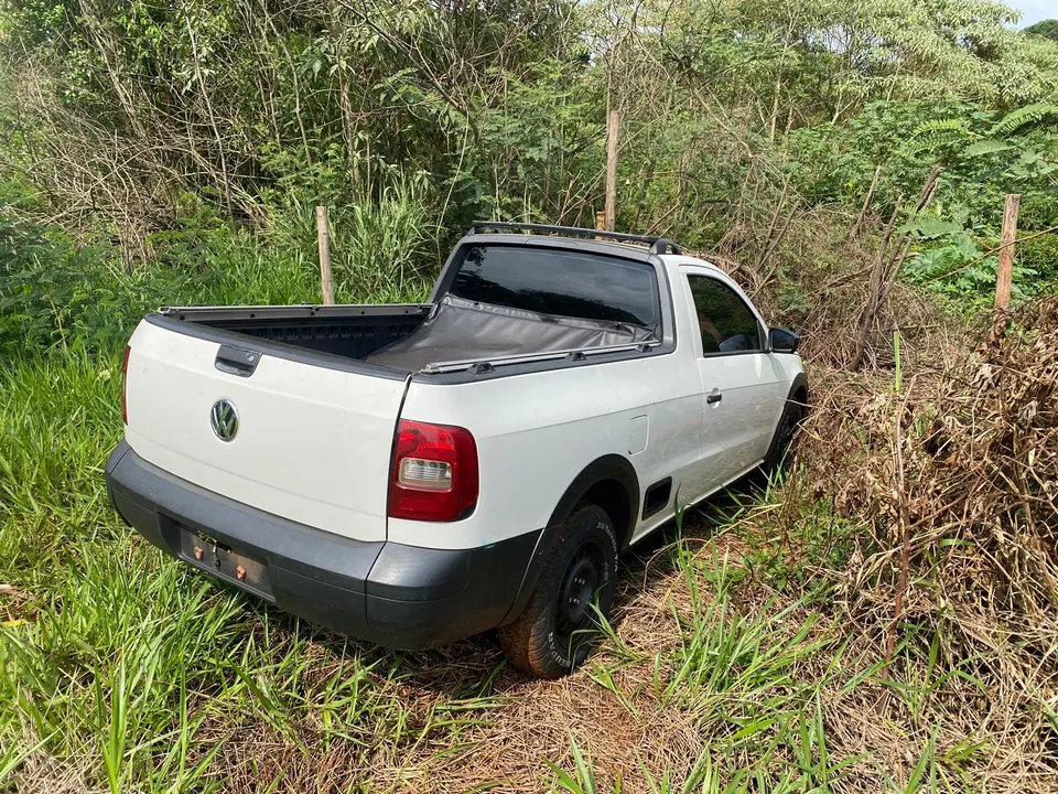 Veículo foi encontrado em uma área de mata