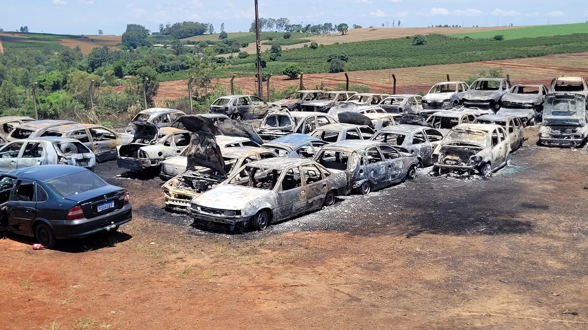 Veículos destruídos no pátio do batalhão da PM