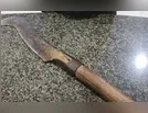Homem invade quintal e agride vizinho com cabo de foice