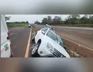 Motorista é fechado por caminhão e cai em canaleta central na BR-369