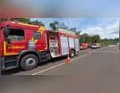 Tombamento de carreta deixa casal e criança feridos em Mauá da Serra
