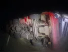 Dois homens ficam feridos após tombamento de caminhão na PR-082