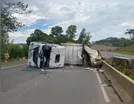 Carreta tomba na 'curva da serrinha' na BR-376 próximo a Califórnia
