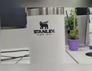 Morador de rua é flagrado furtando copo Stanley e canivete em loja