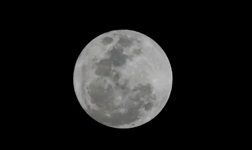 A Lua Cheia ocorre quando o Sol e a Lua estão alinhados em lados opostos da Terra, iluminando 100% da face visível da Lua