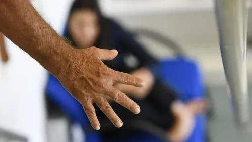 Ápós a agressão o rapaz levou o celular da vítima e se recusou a devolver