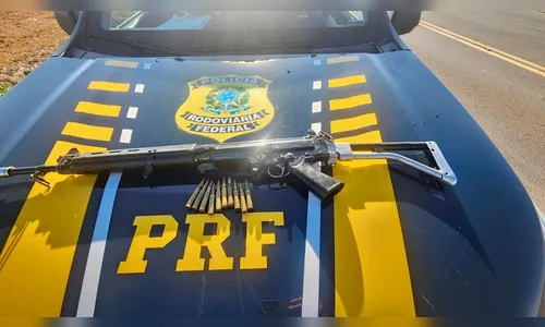 Arma de guerra é encontrada em carro após acidente fatal