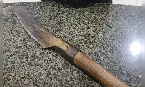 Homem invade quintal e agride vizinho com cabo de foice