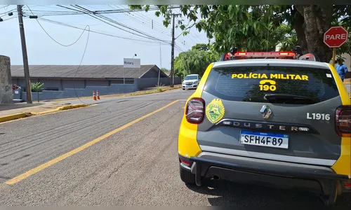 Motociclista cai ao se enroscar em fios soltos em Apucarana