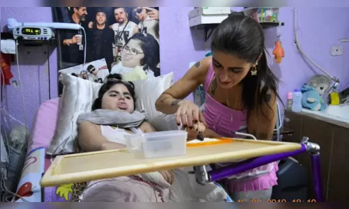 Mãe usa energia do carro para salvar filha no apagão