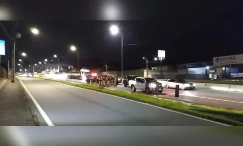 Suspeito de roubar caminhonete morre em confronto com a PM