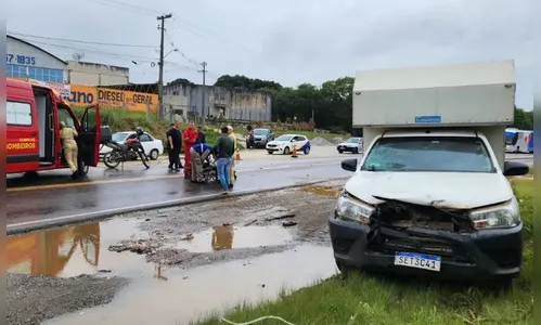 Motociclista invade pista contrária e bate de frente com caminhonete