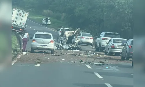 Carro capota em grave acidente na BR-376, entre Marialva e Mandaguari