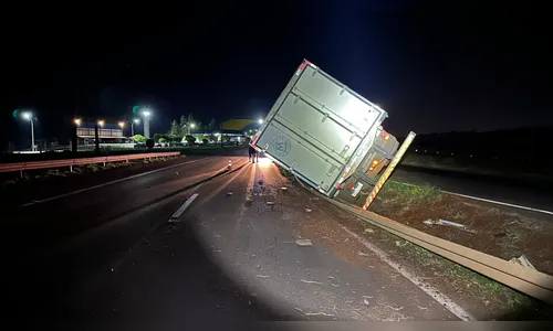 Ladrão é preso após tombar caminhão furtado durante fuga na BR-376