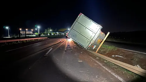 Acidente aconteceu por volta das 01h20 da madrugada