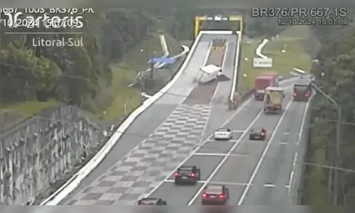 Caminhão perde freios e usa área de escape para evitar acidente; vídeo