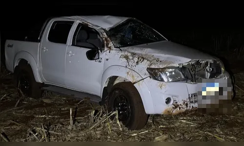 Caminhonete Hilux de Ivaiporã capota na PR-082 em São João do Ivaí