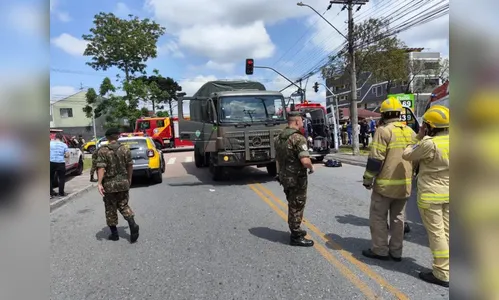 Caminhão do Exército fura sinal e faz 'strike' de motos; três se ferem