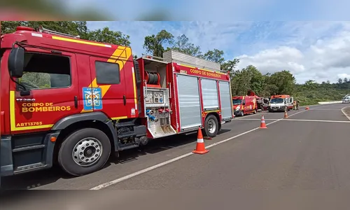 Tombamento de carreta deixa casal e criança feridos em Mauá da Serra
