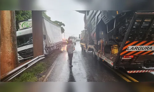 Caminhoneiro bate em pontilhão na Vila Reis em Apucarana