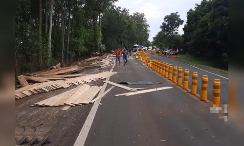 Caminhoneiro sofre acidente em frente ao posto da PRE na região