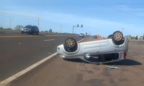 Fiat Uno capota após colisão traseira na PR-444 em Mandaguari