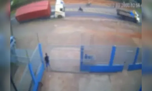 Carreta cai em valeta e tomba no contorno sul em Maringá; veja vídeo