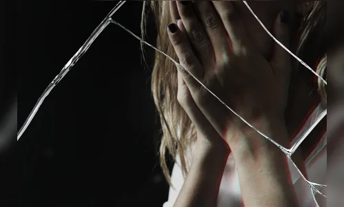 Homem invade casa da prima e passa mão em mulher enquanto ela dormia