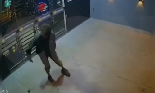 Homem defeca no chão e espalha fezes no vidro e em muro de comércio