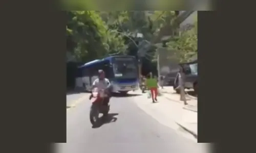 Criminosos usam ônibus para fazer barricada durante operação do Bope