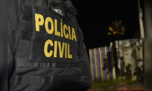 Mãe encontra bebê com pés para cima após ele cair em balde d'água