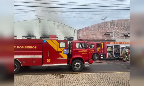 Incêndio de grandes proporções atinge barracões em Apucarana; veja