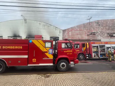 Bombeiros combatem incêndio na região da Capela Mortuária