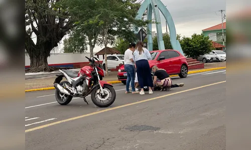 Motociclista fica ferido após acidente entre carro e moto em Apucarana